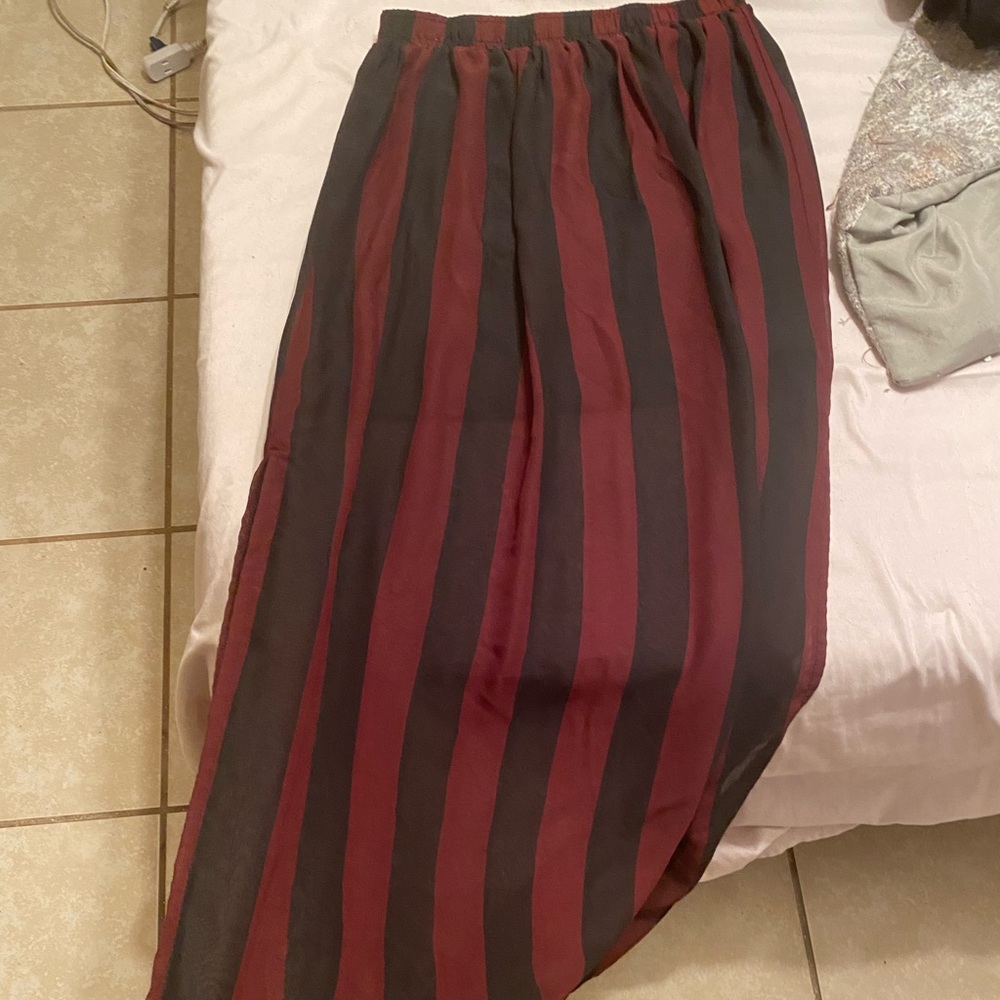Super cute maxi skirt.